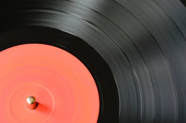 Vinil siyah bir kayıttaki ses izleri yakın çekim makro fotoğraf