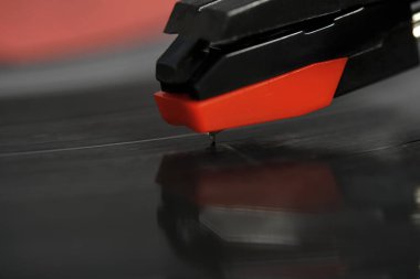 Vinil oynatıcı iğnesi kayıtlara geçti. Makro fotoğraflara yakınlaş