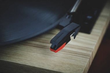 Klasik vinil plak çalar, yakın plan. Retro biçimi.