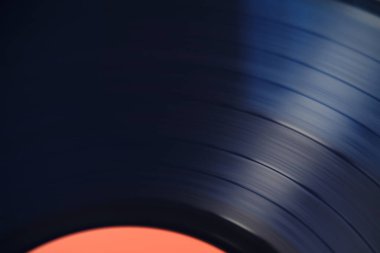 Vinil mavi bir plakta ses izleri. Yakın çekim makro fotoğraf.