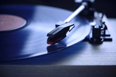 Klasik vinil plak çalar. Pencereden gün ışığını gösteren yakın plan.