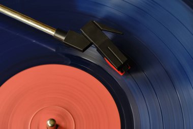 Vinil üstten müzik çalmak için mavi vinil plak ve iğne