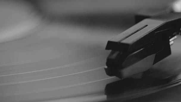 特写中旋转唱片经典复古乙烯唱片播放器 — 图库视频影像