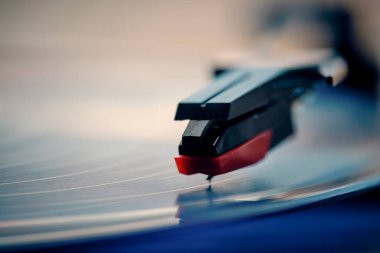 Klasik vinil plak çalar. Yakın plan.