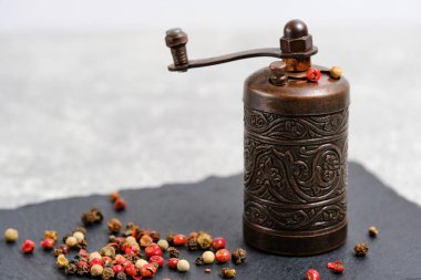 Döşeme üzerinde eski bir metal biber ve baharat değirmeni.