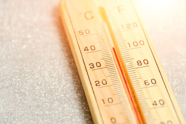 Наружный термометр, температура 40 градусов