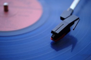 Müzik dinlemek için iğne ile gramofon kaydı, üst görünüm