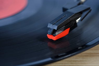Klasik vinil plak çalar. Yakın plan.