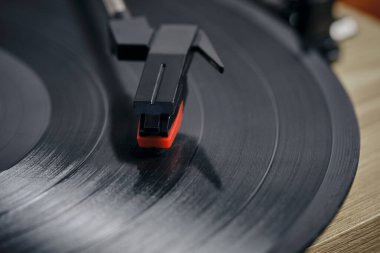 Klasik vinil plak çalar. Yakın plan.