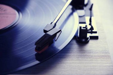Klasik vinil plak çalar. Pencereden gün ışığını gösteren yakın plan.