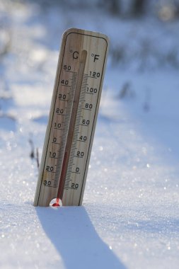Açık hava termometresi kar altında, hava güneşli ve soğuk.