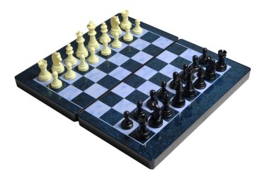 Beyaz arkaplandaki satranç tahtası üzerine parçalar yerleştirilmiş.