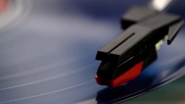 Klasik retro vinil plağı iğneyle döndürülüyor. Müzik konsepti.