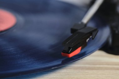 Klasik vinil plak çalar. Yakın plan.