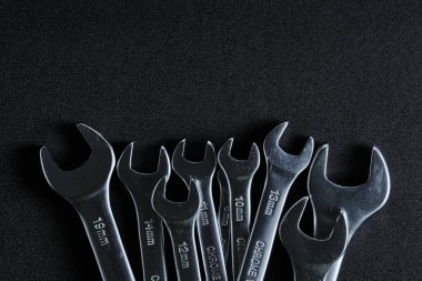 Bir takım anahtarlar siyah arkaplan. Mekanik ve endüstri.