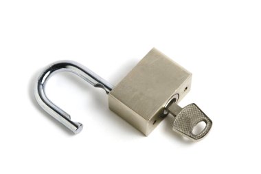 Anahtar beyaz arkaplan ile asma kilidi aç