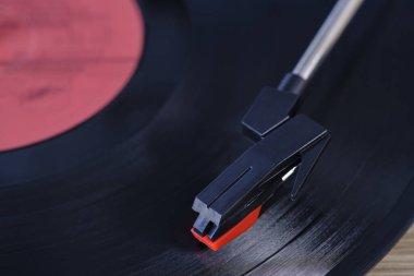 Klasik vinil plak çalar. Yakın plan.