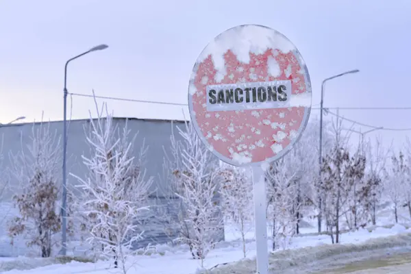 Bevroren Waarschuwingsbord Met Woorden Sancties Achtergrond Van Een Winterlandschap — Stockfoto