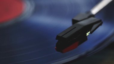 Klasik retro vinil plağı iğneyle döndürülüyor. Müzik konsepti.