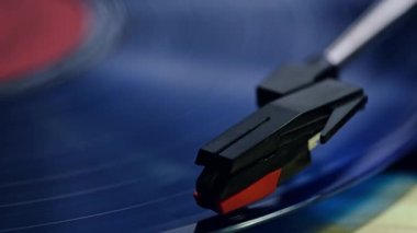 Klasik retro vinil plağı iğneyle döndürülüyor. Müzik konsepti.