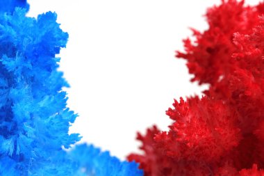 Makro fotoğraf: Mavi ve kırmızı tuz kristal beyaz arkaplan