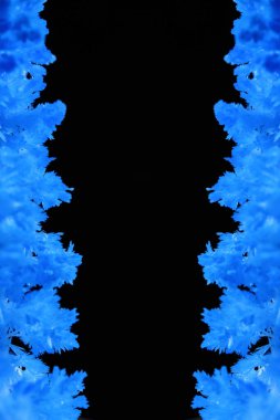 Siyah arkaplanda mavi tuz kristali