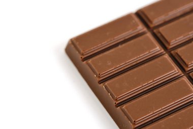 Sütlü çikolata beyaz arka plan