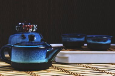 Çay seremonisi için sofra takımı. Mavi çay, bambu peçetesine serpiştirilmiş çömlek.