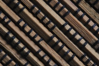 Kahverengi arka plan örülmüş ahşap çıtalardan yapılmış.