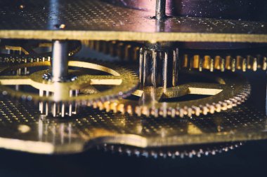 Eski bir duvar saat mekanizmasındaki dişlilerin makro görüntüsü