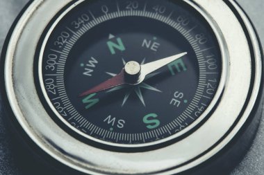 Metalik pusula batı yönünü gösteriyor.