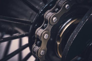 Bisiklet zinciri arka dişliye bağlı.