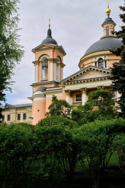 Rusya 7 Mayıs 2023. Tapınak Yeşil alanlar arasında Büyük Şehit Barbara