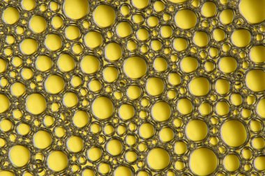 Bol sabun köpüğü içeren soyut sarı makro arkaplan