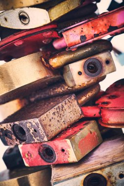 Bir sürü paslı asma kilit.