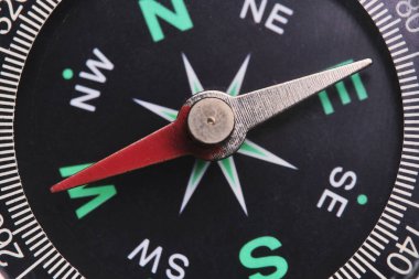 Yakın planda pusulayı çevir, ok batıya yönünü gösterir.