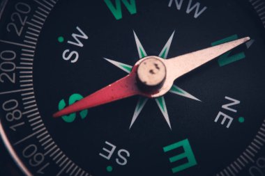 Yakın planda pusulayı çevir, ok kuzeyi gösteriyor.