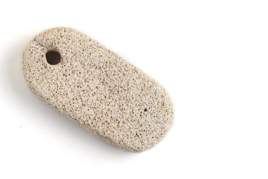 Beyaz arka planda, ayakları ve topukları temizlemek için sünger taşı.