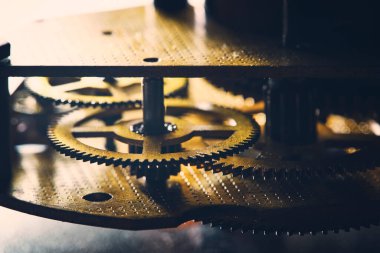 Detaylar mekanizması antika mekanik saat aydınlatılmış güneş ışığıdır.