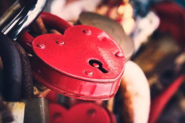 Eski paslı kilitler arasında kalp şeklinde asma kilit