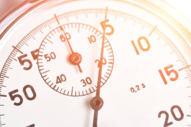 Stopwatch 'ın kadranı parlak güneş ışığıyla çevrilidir. Şafak söküyor ve spor ve iş dünyasında başlıyor