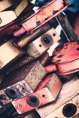 Bir sürü paslı asma kilit.