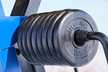 Pankek ağırlıkları spor simülatörüne sabitlenir