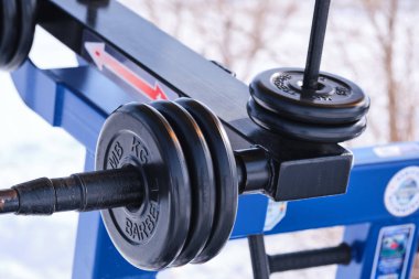 Pankek ağırlıkları spor simülatörüne sabitlenir