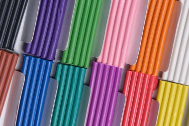Arkaplan modelleme ve yaratıcılık için tasarlanmış çok renkli plastikler üretti