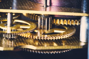 Eski bir duvar saat mekanizmasındaki dişlilerin makro görüntüsü