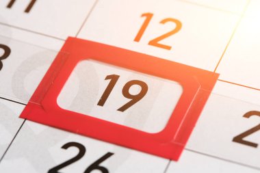 Takvimdeki 19. gün kırmızı çerçevede vurgulanır. Güneş patlaması ile birlikte..