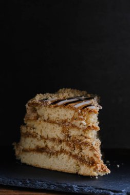 Koyu arkaplanda bir parça puf böreği.