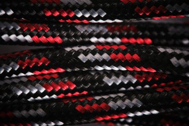 Siyah beyaz ve kırmızı kumaş örgülü kablo ile soyut arkaplan