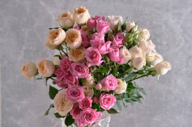 Gri arka planda pembe ve beyaz gül buketi